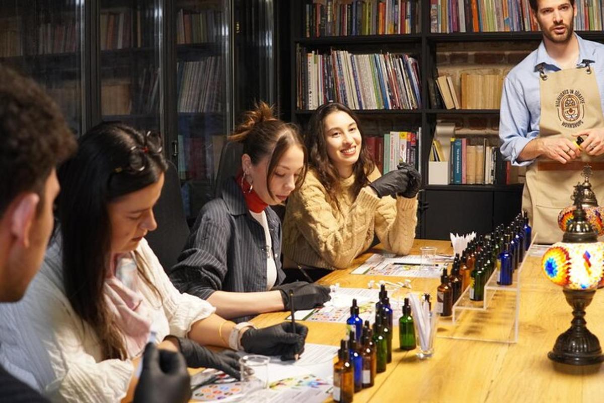 un grupo de personas sentadas alrededor de una mesa de madera