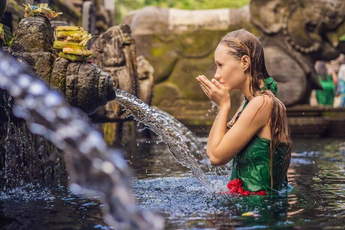 isang batang babae ang naglalaro sa isang fountain