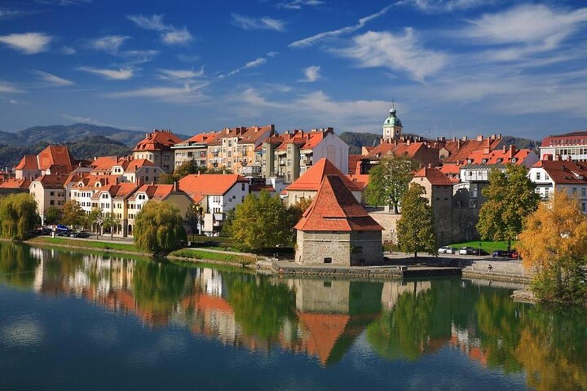 pohľad na mesto s riekou a budovami