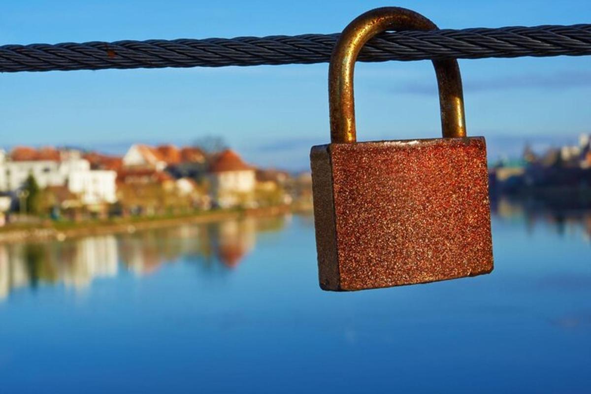 um cadeado pendurado em uma corda com um lago