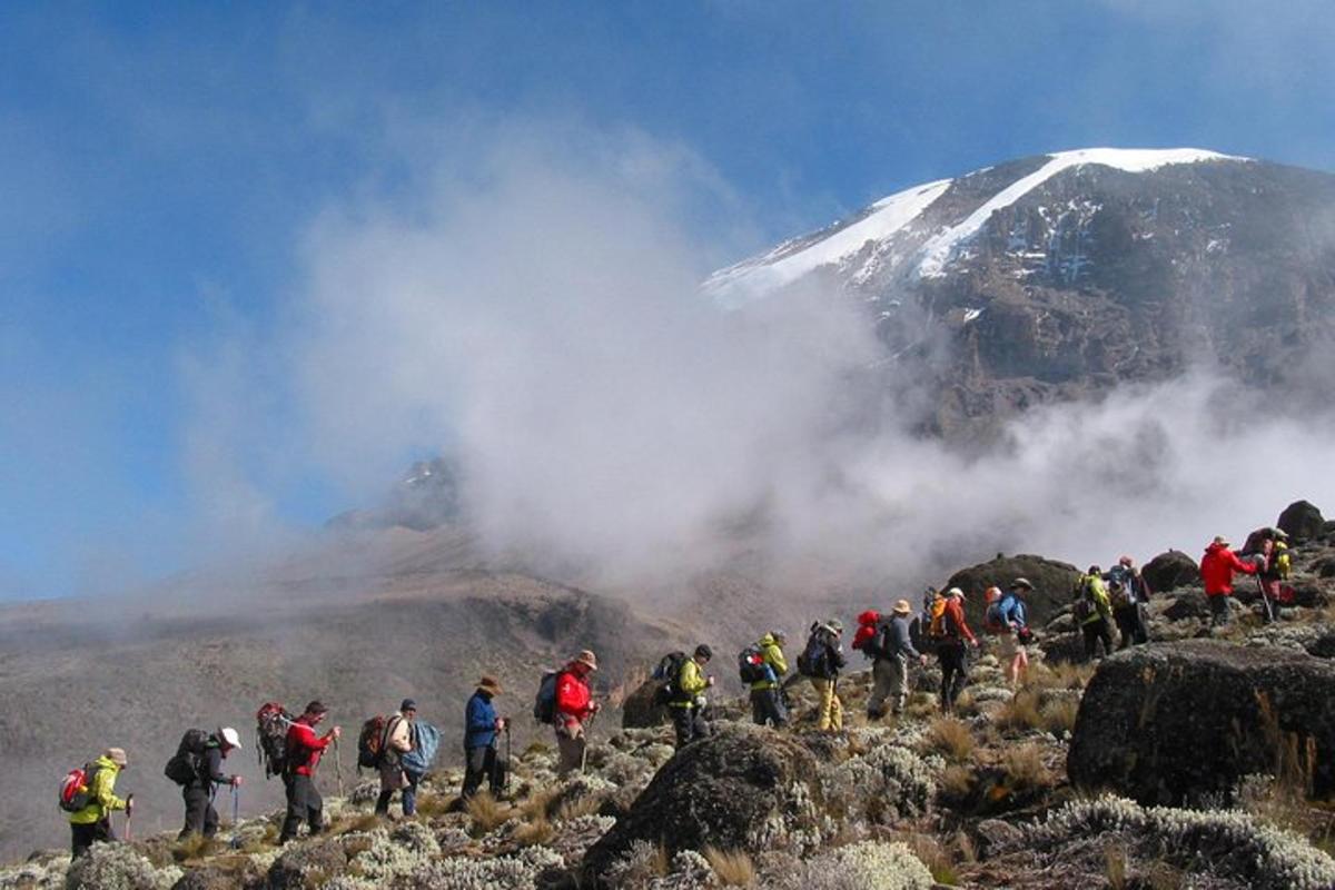 sekumpulan orang berdiri di atas gunung