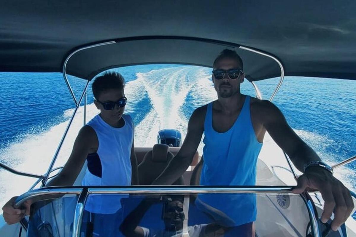 due uomini su una barca in acqua