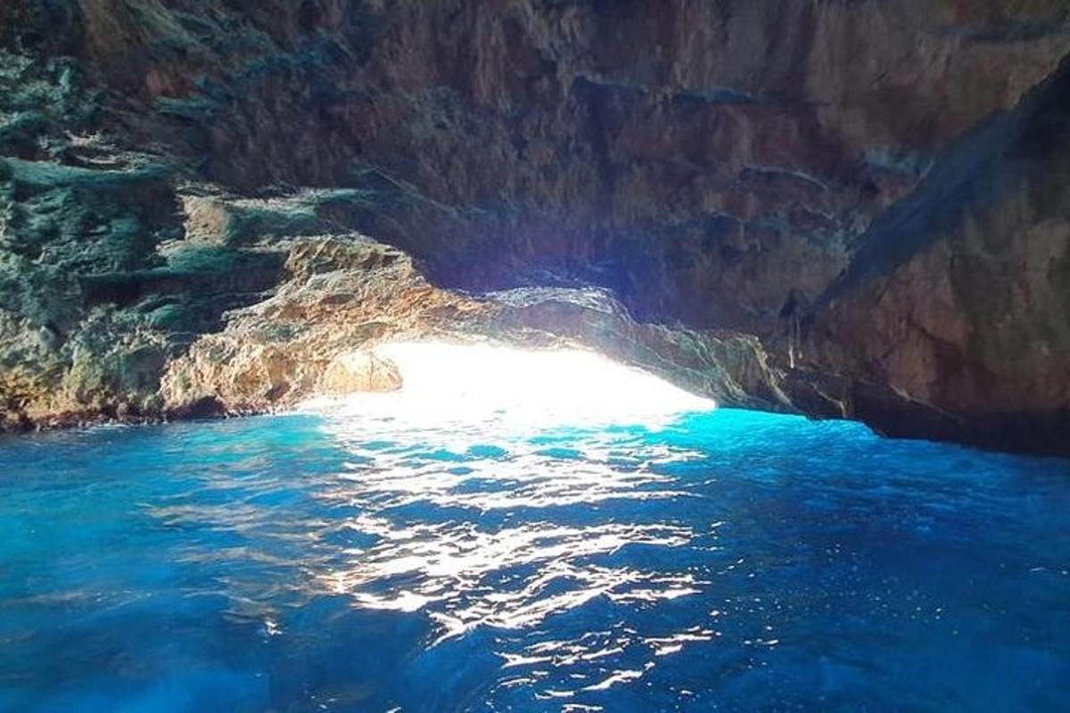 una grande grotta con acqua blu al suo interno