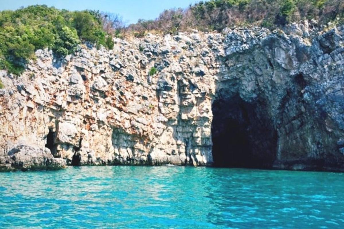 jeskyně na straně skalnatého útesu