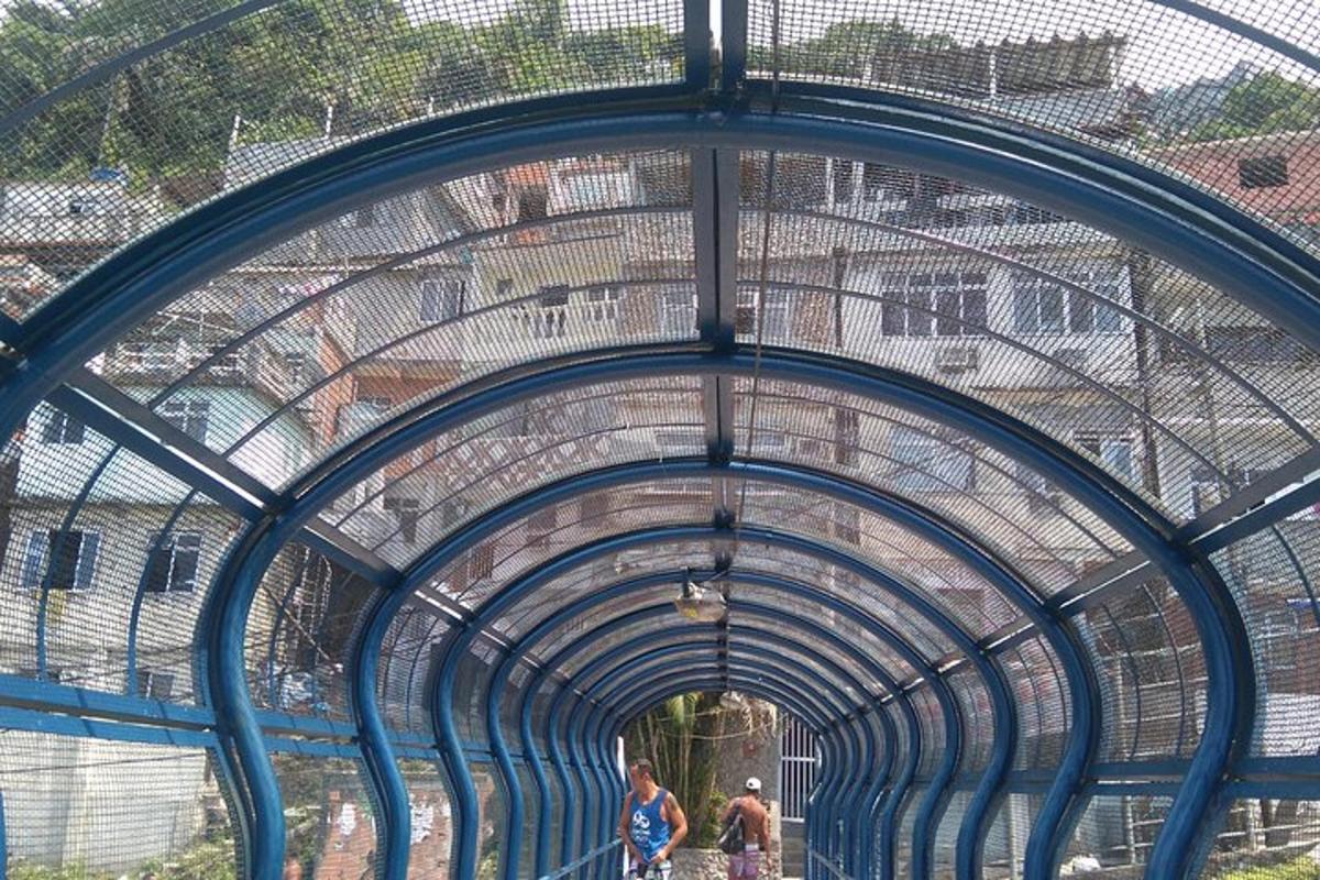 dve osebi hodita skozi tunel v kletki za udarjanje