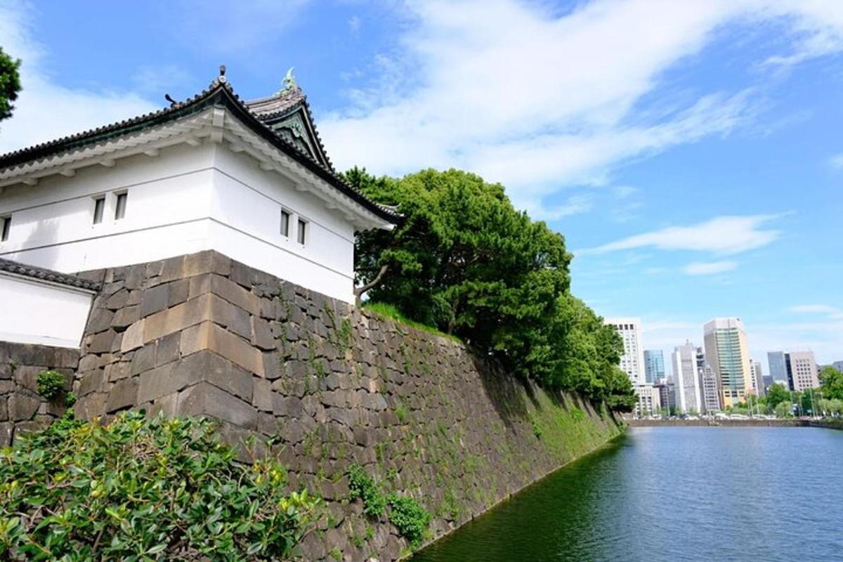 un edificio su un muro accanto a uno specchio d'acqua