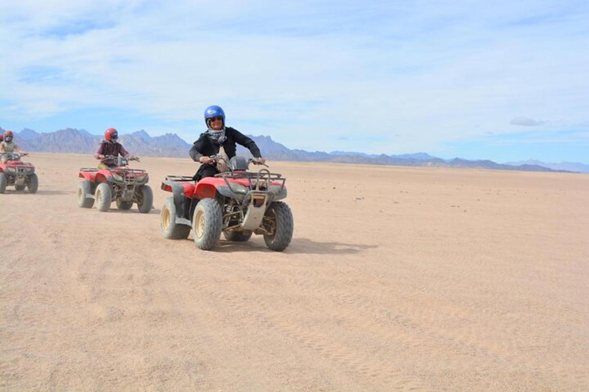 un gruppo di persone in sella a quad nel deserto