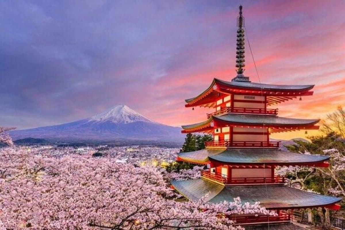 pagoda s horou v pozadí