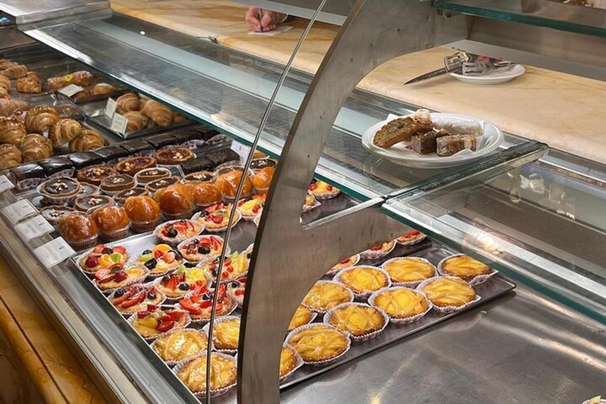 et utstillingsskap med mange forskjellige typer bakverk