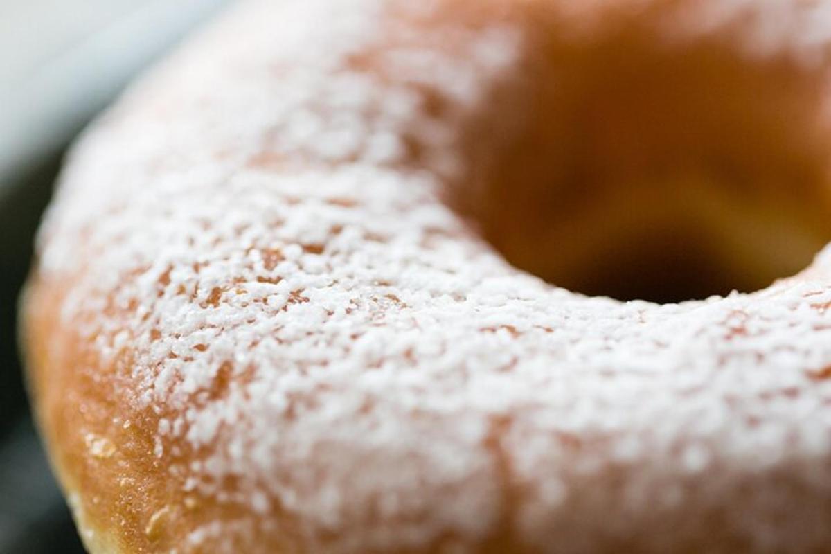 donat bersalut gula duduk di atas meja