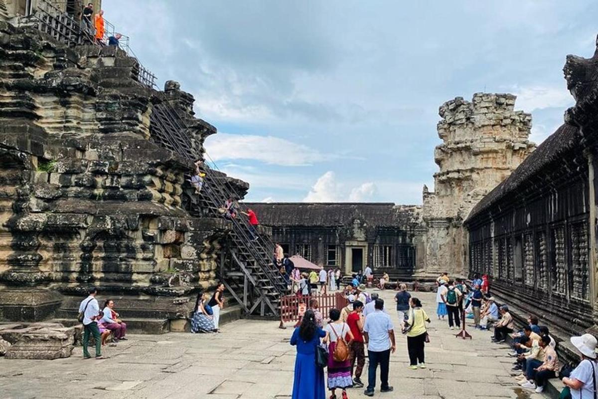 một nhóm người đang đi bộ xung quanh một tòa nhà cũ