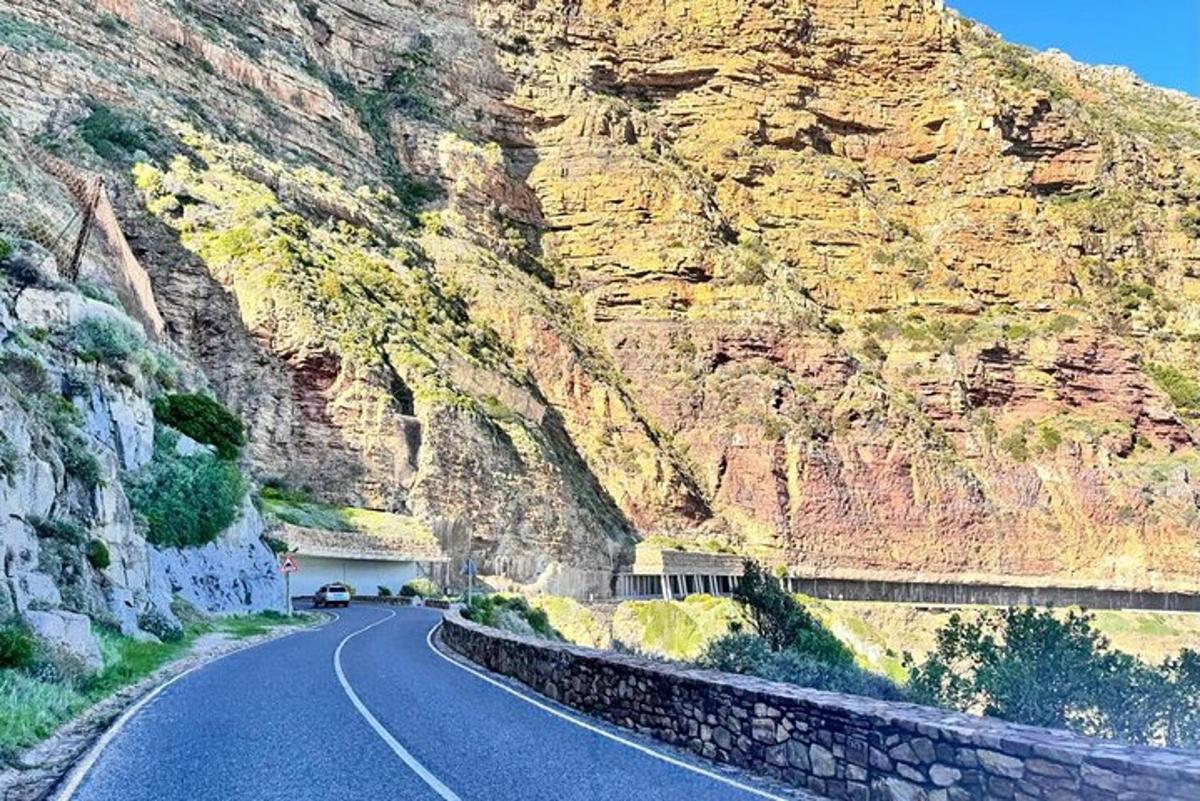 una strada tortuosa con una montagna sullo sfondo