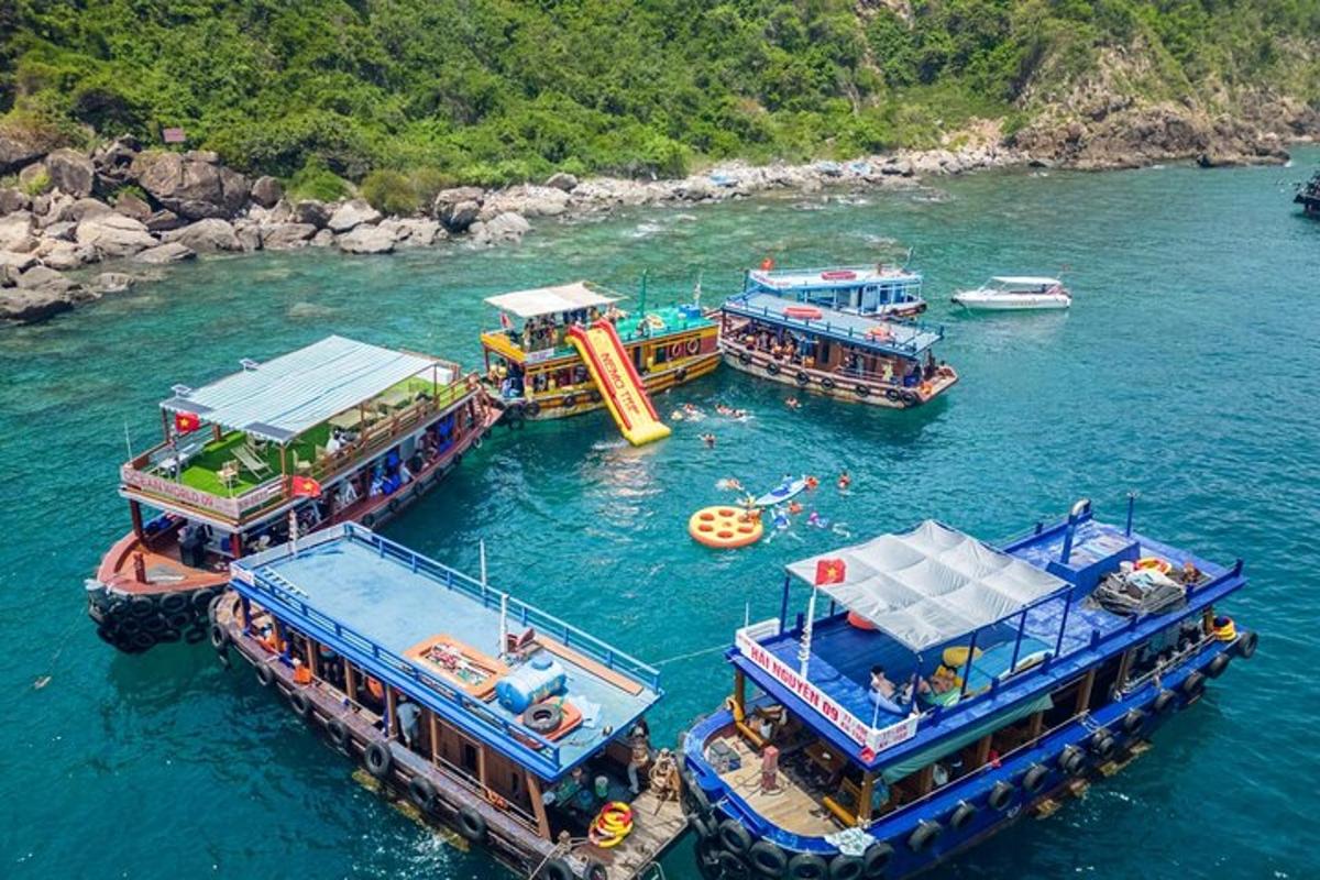 tre barche in acqua con uno scivolo sopra