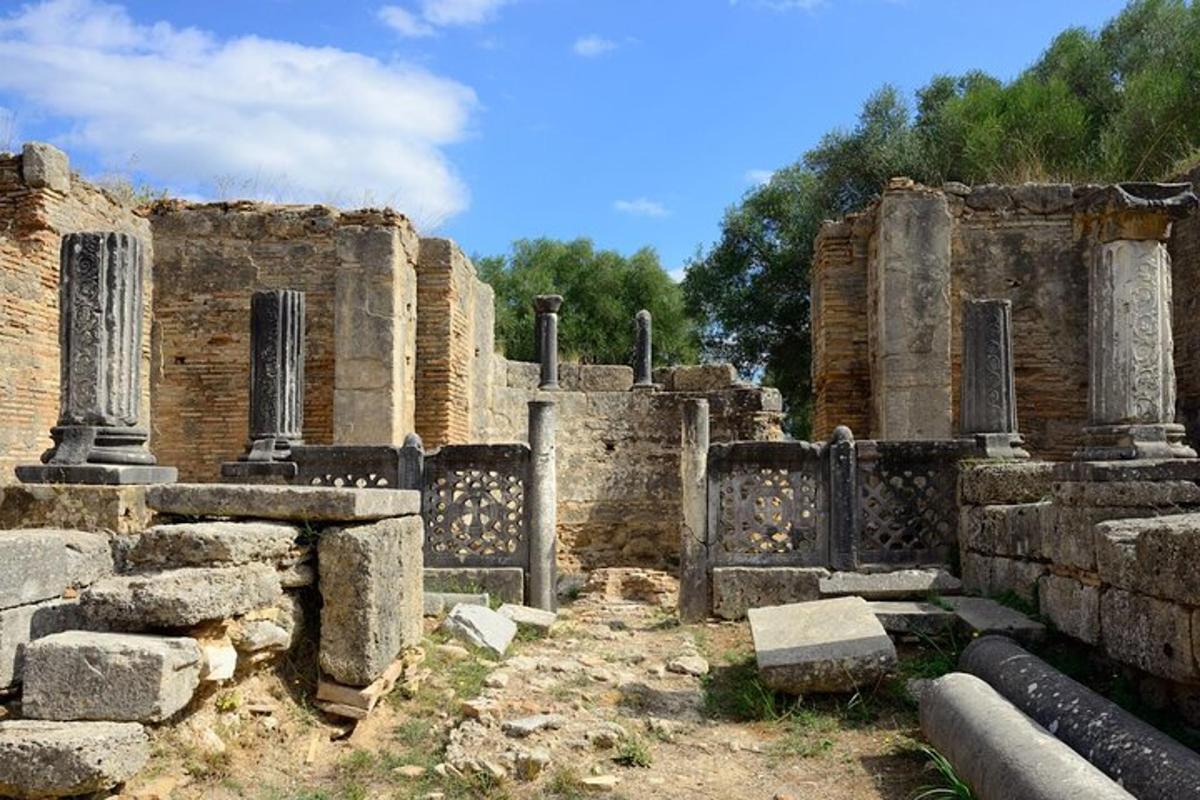 un edifici antic amb ruïnes en un camp