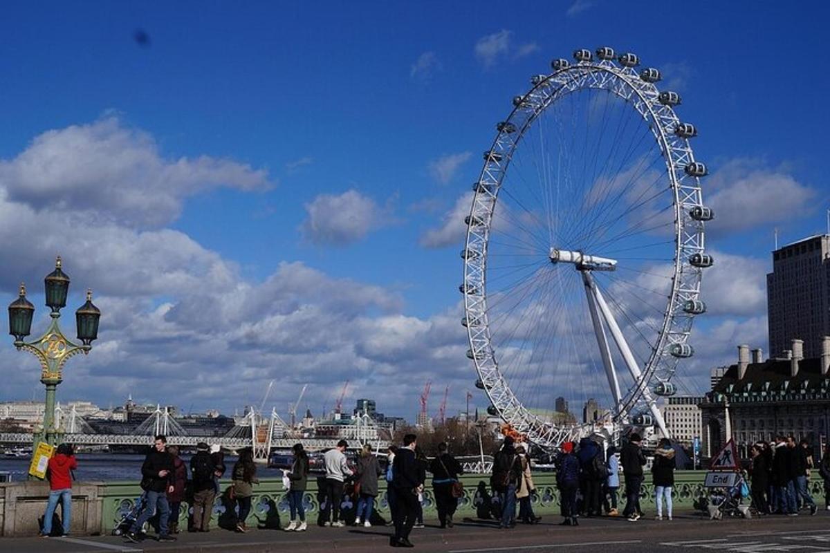 stórt parísarhjól í borg með mannfjölda