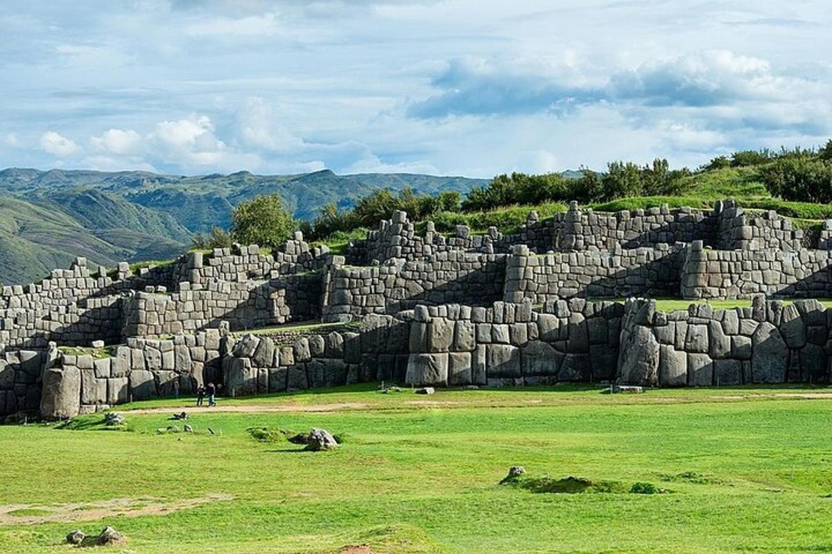 struktur batu besar di atas padang
