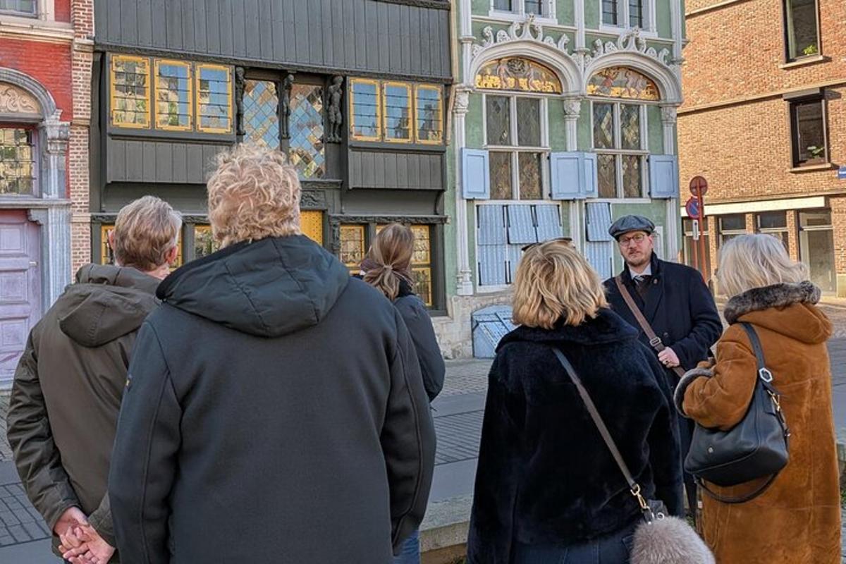 un grupo de personas caminando por una calle