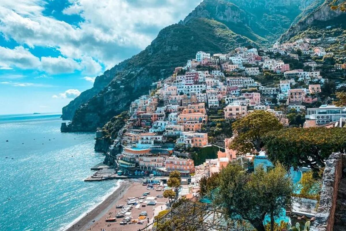 una vista de Positano a la costa amalfitana