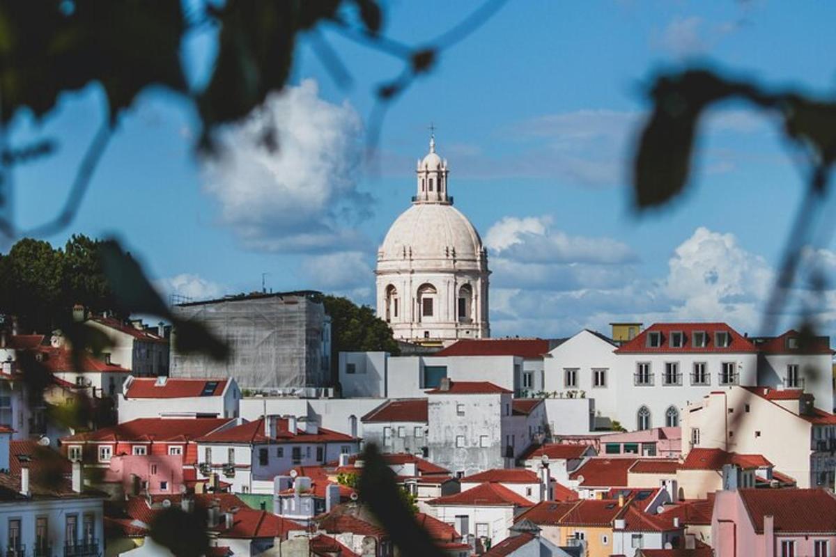 pogled na mesto s stavbo v ozadju