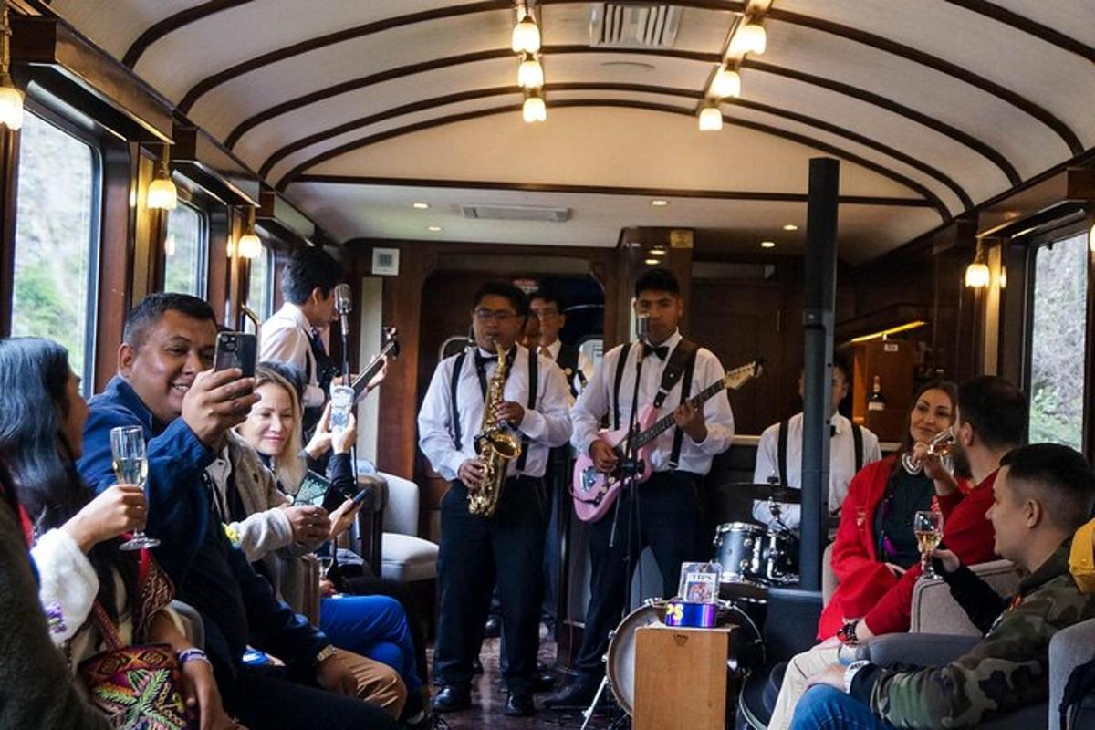 een groep mensen in een trein die instrumenten bespelen