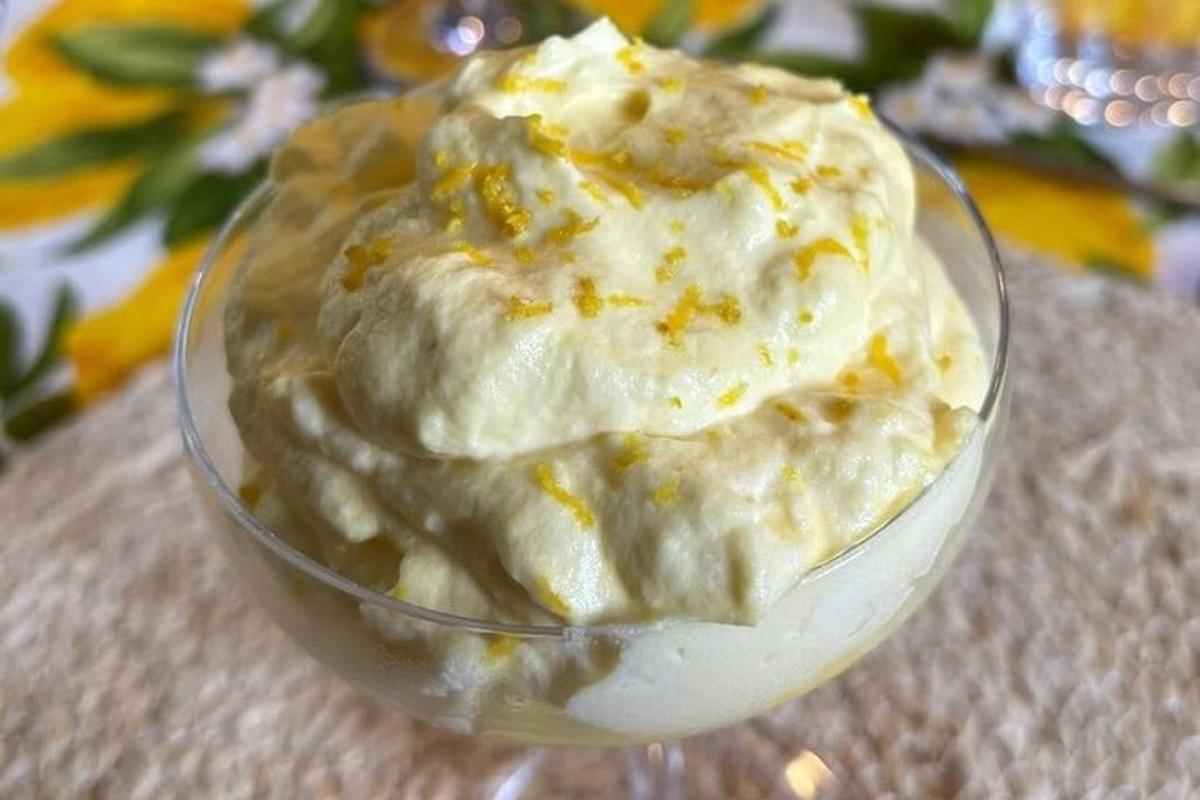 un dessert in una ciotola di vetro su un tavolo