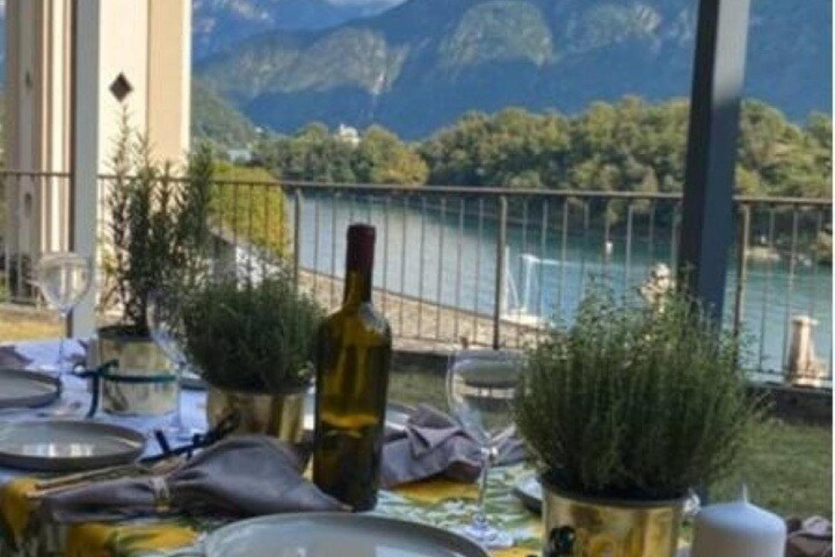 stôl s fľašou vína a pohármi