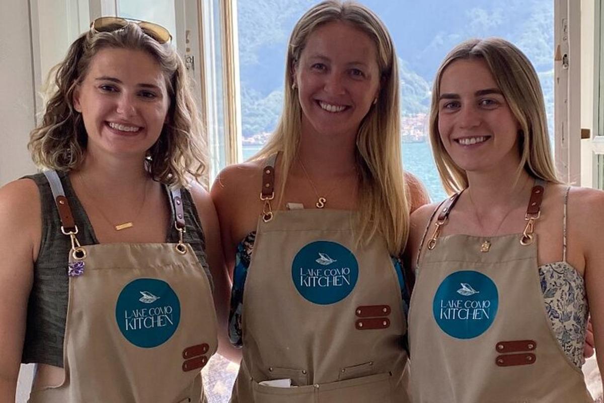 Dos mujeres que llevan delantales con los nuevos filtros del puerto.