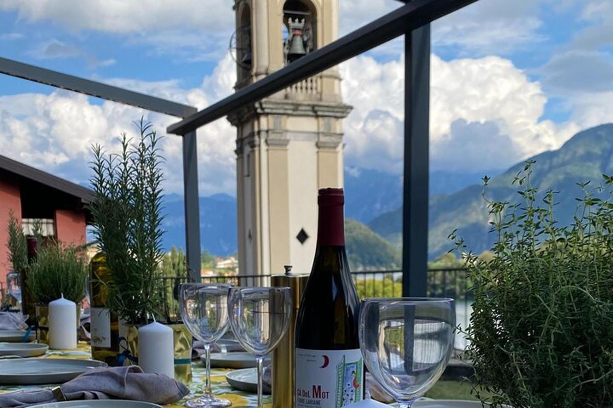 una bottiglia di vino appoggiata su un tavolo con dei bicchieri