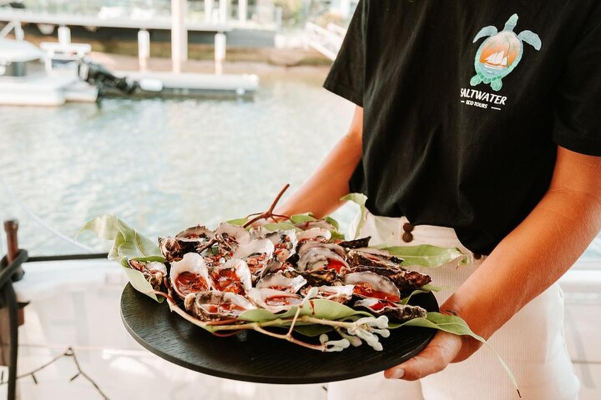 un uomo tiene in mano un piatto di frutti di mare su un piatto