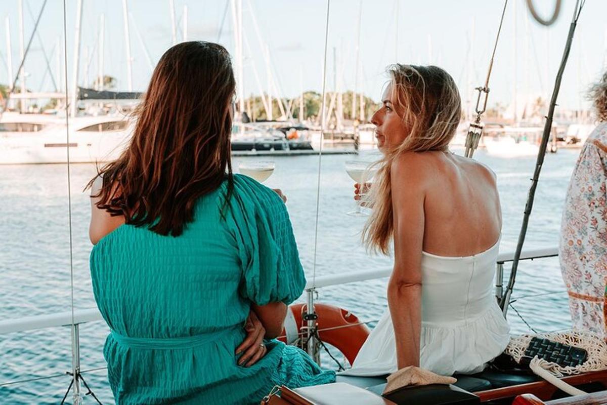 due donne sedute su una barca in acqua