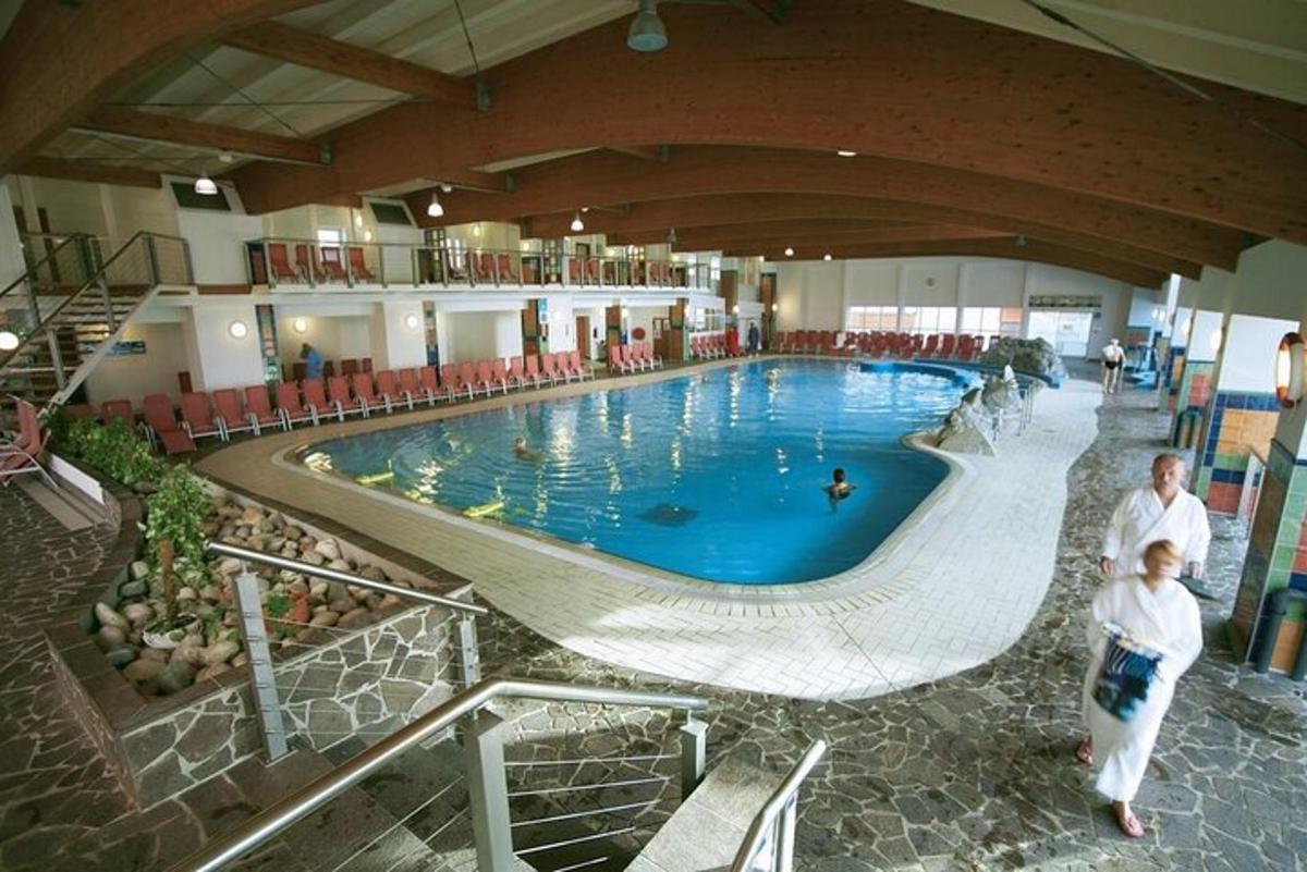 una grande piscina in un grande edificio