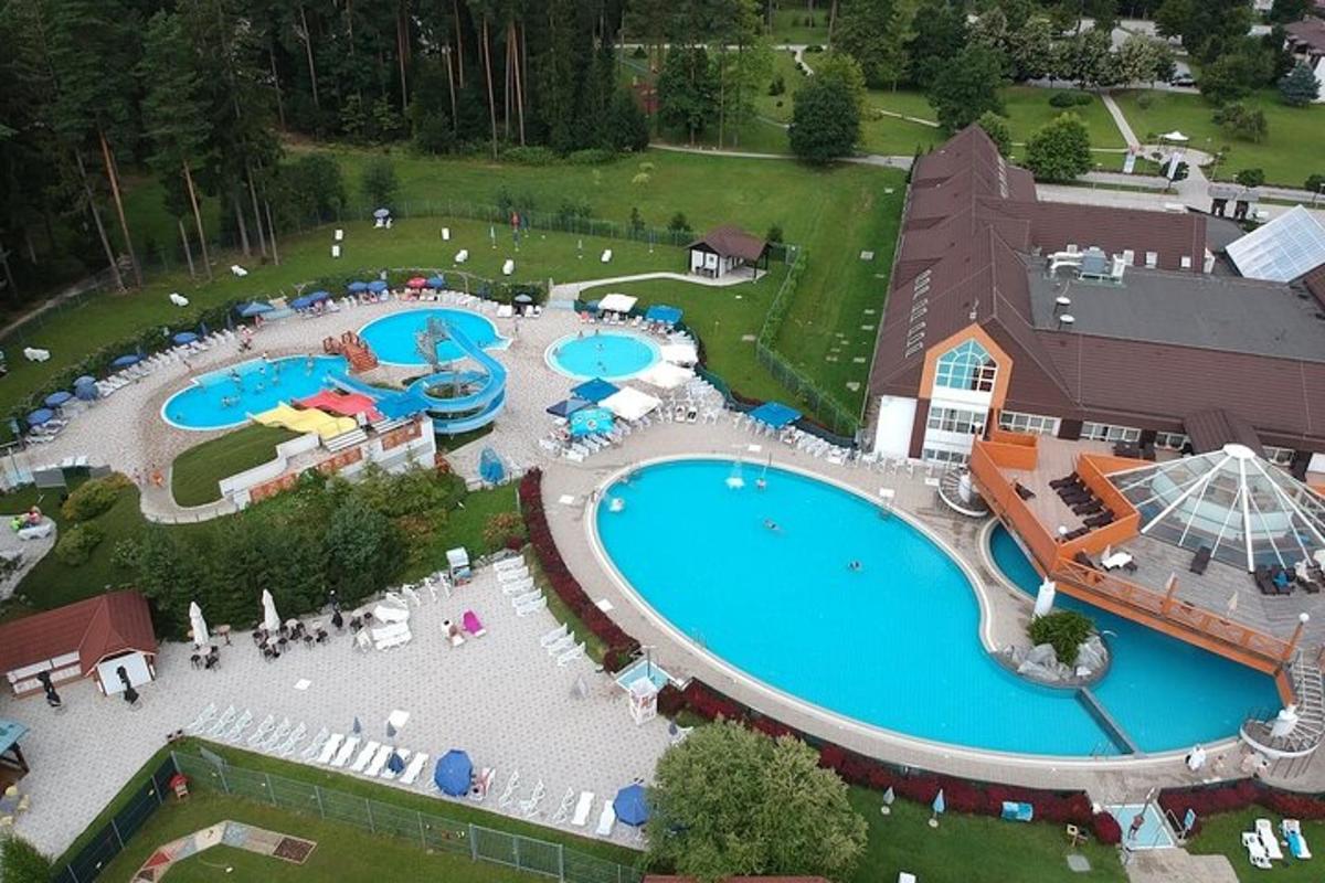 una vista aerea di una piscina in un resort