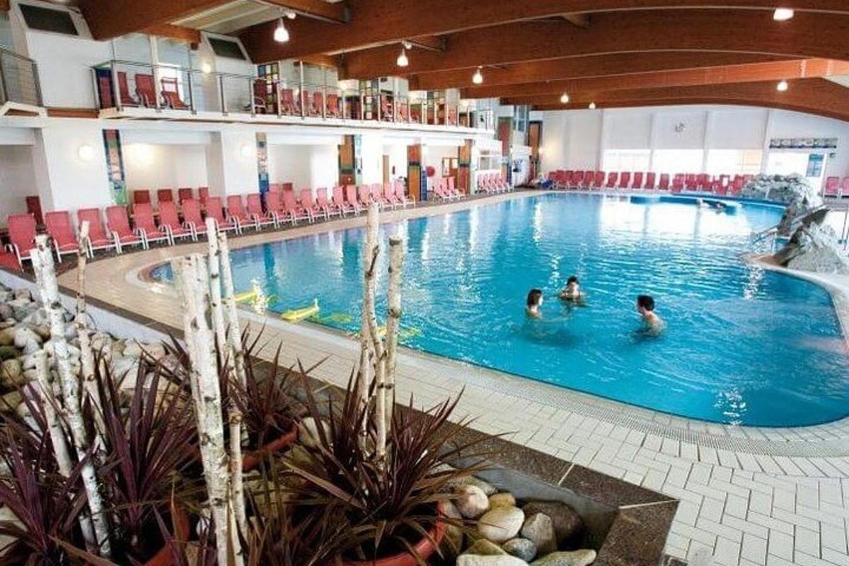 un gruppo di persone in una grande piscina