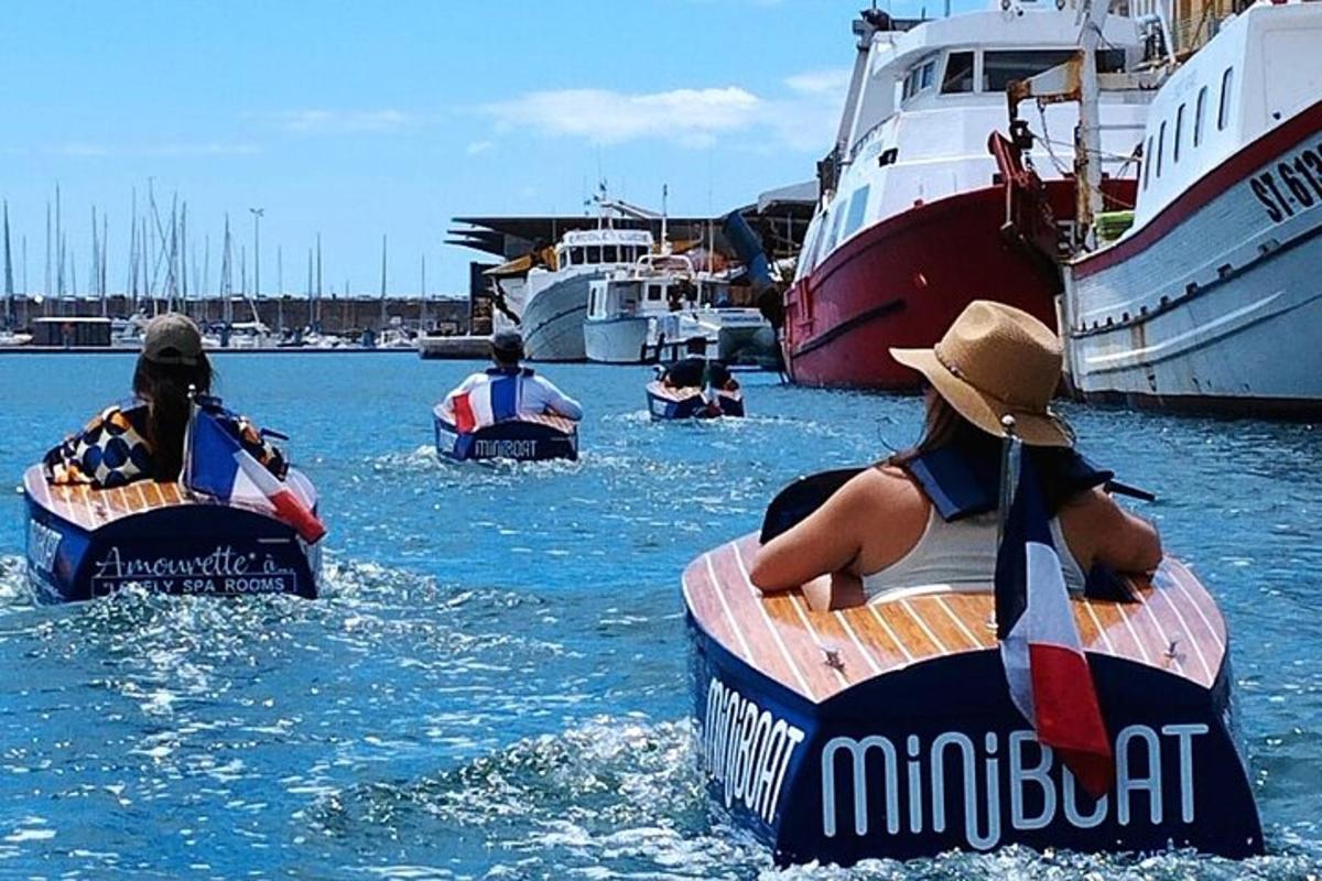 un grupo de personas en botes en el agua