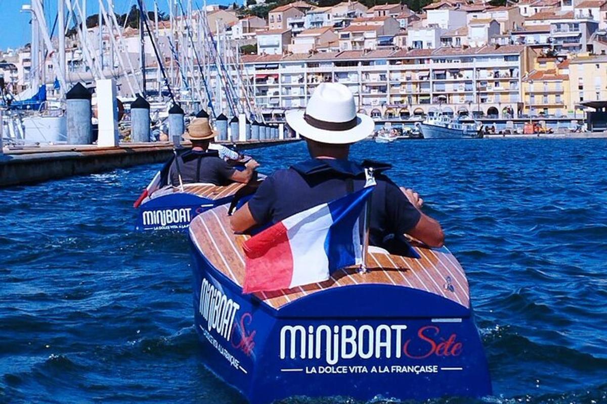 dos personas en un barco con una bandera en el agua