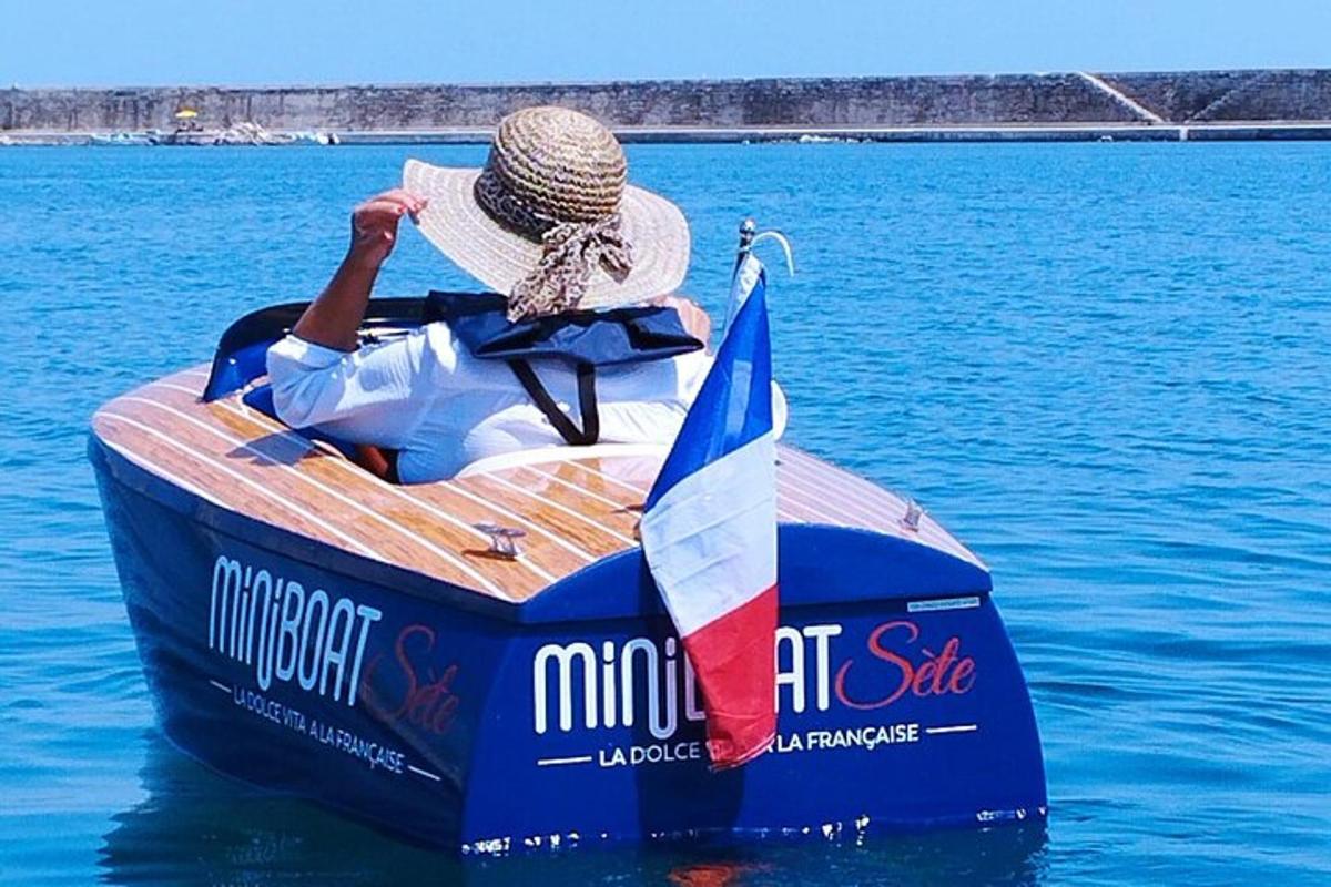 Un hombre está sentado en un bote en el agua.