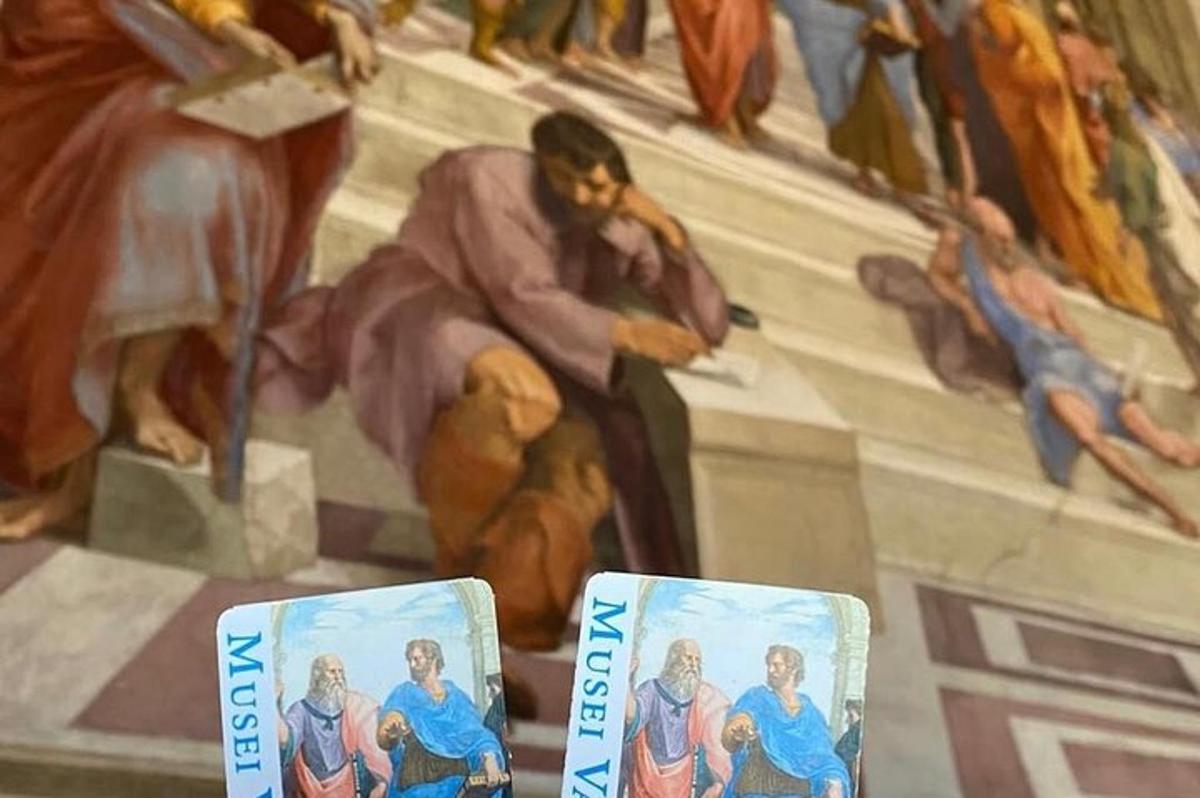duas cartas de tarô em frente a uma parede com uma pintura