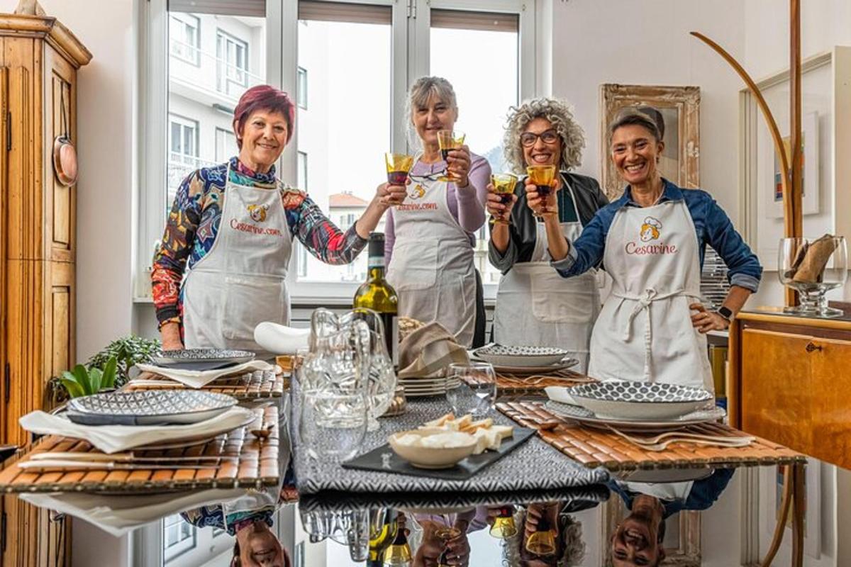 grupp naisi, kes hoiavad köögis veiniklaase