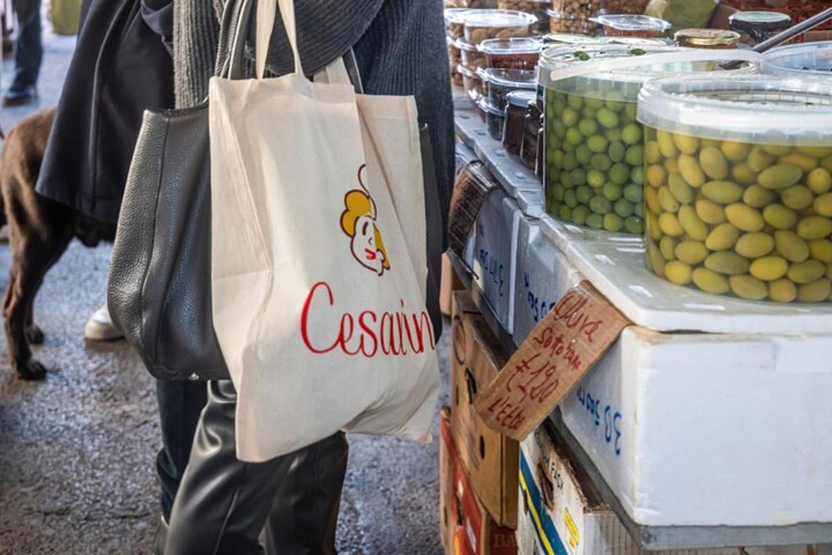 человек, стоящий рядом со столом с пакетом лимонов