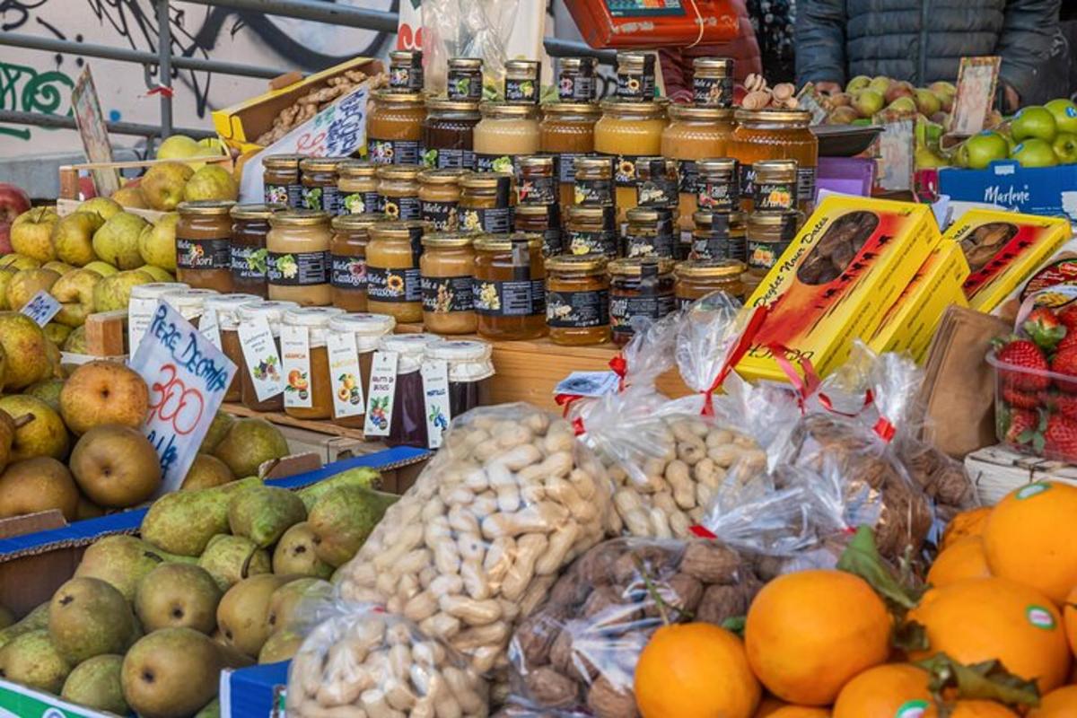 pajangan buah-buahan dan sayuran di pasar