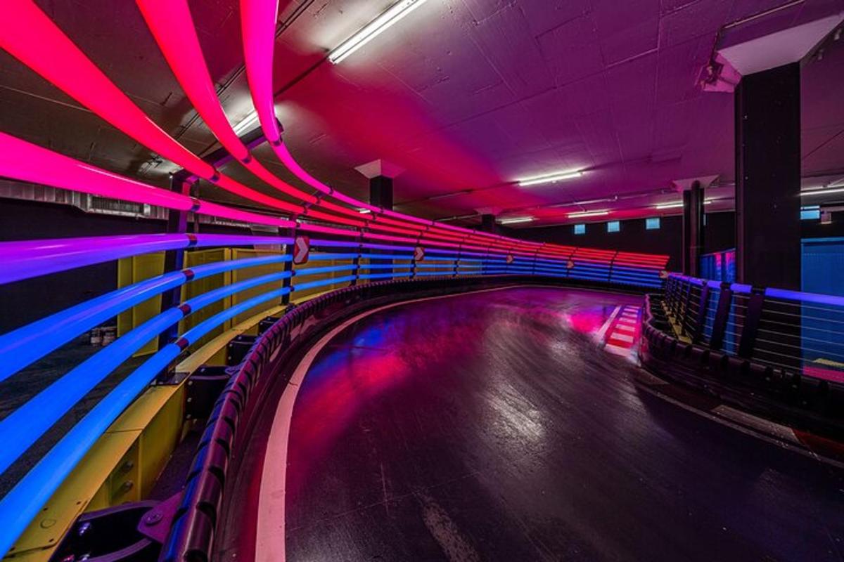 uma pista de boliche com luzes rosa e roxas nas pistas