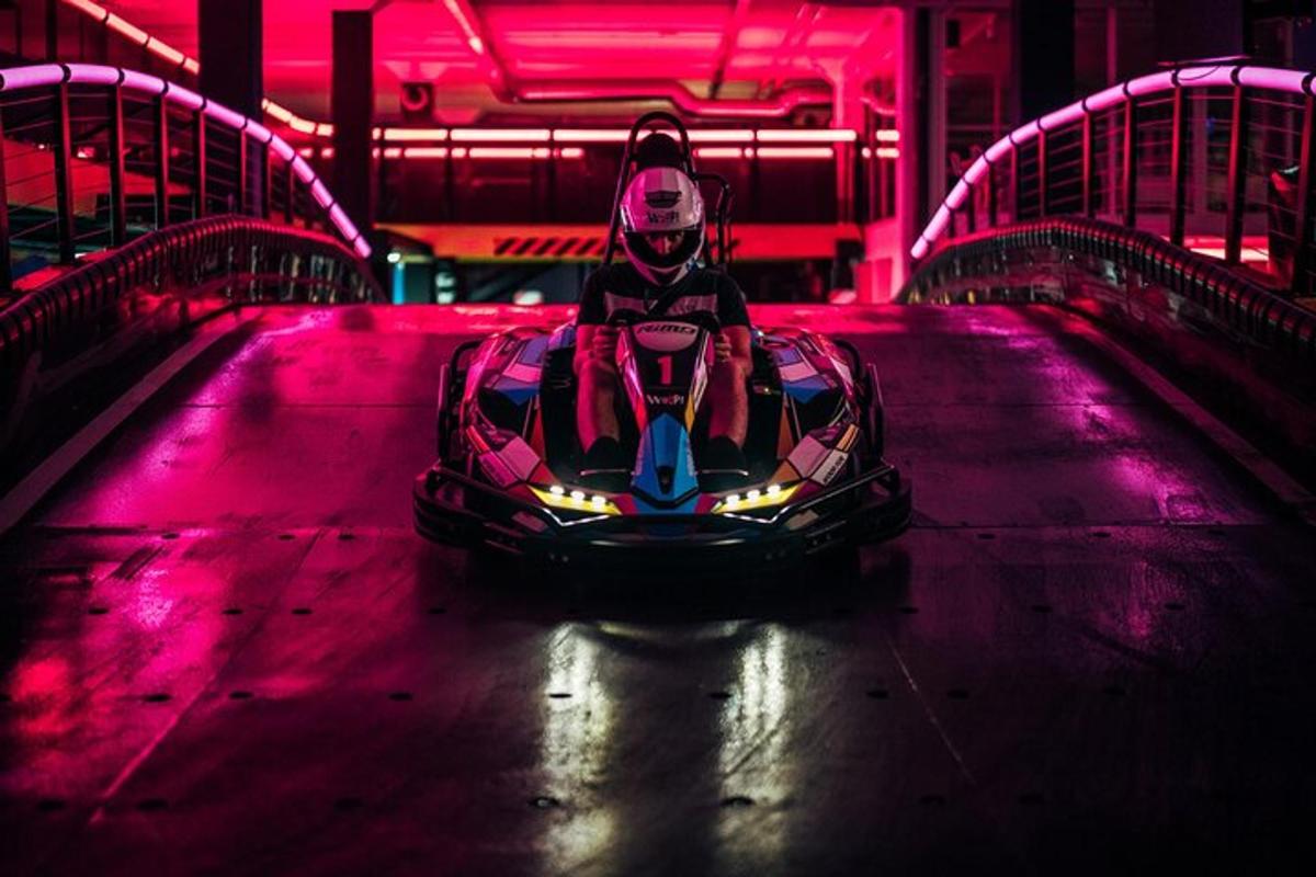 uma pessoa pilotando um carro de corrida em uma pista com luzes rosa