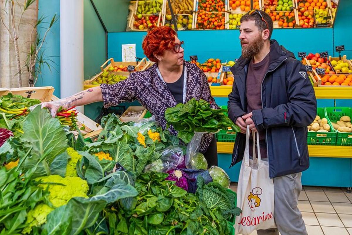 un bărbat și o femeie care stau într-un magazin alimentar cu legume