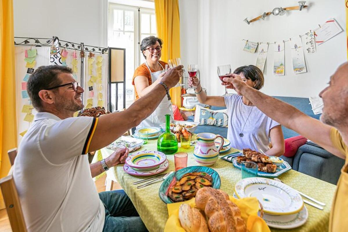 テーブルの周りに座ってワインを飲んでいる人々のグループ