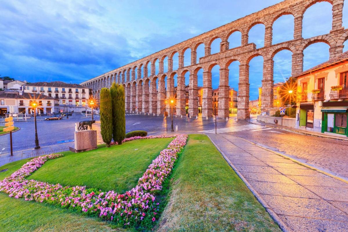 un gran edifici amb un ram de flors al carrer