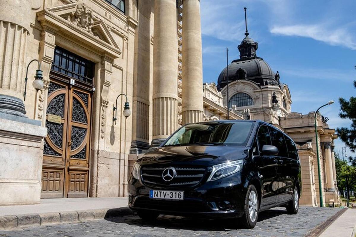 must auto pargitud hoone ette
