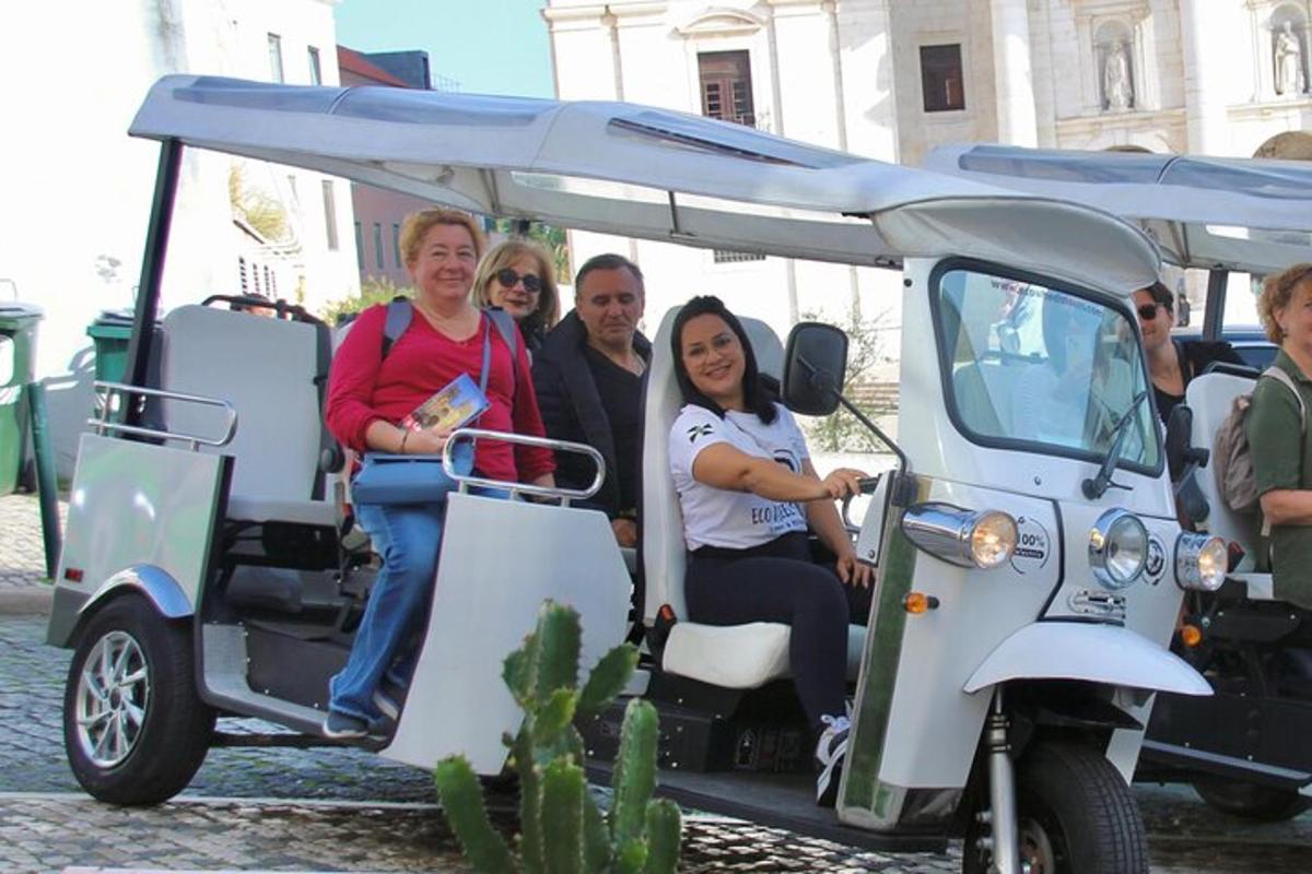 un grup de persones que viatgen en un carret de golf