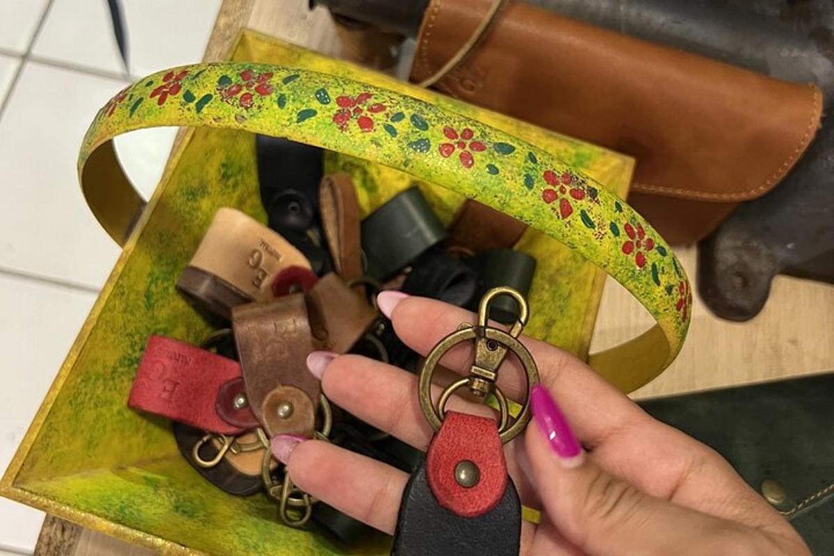 seseorang yang memegang dompet yang penuh dengan kunci