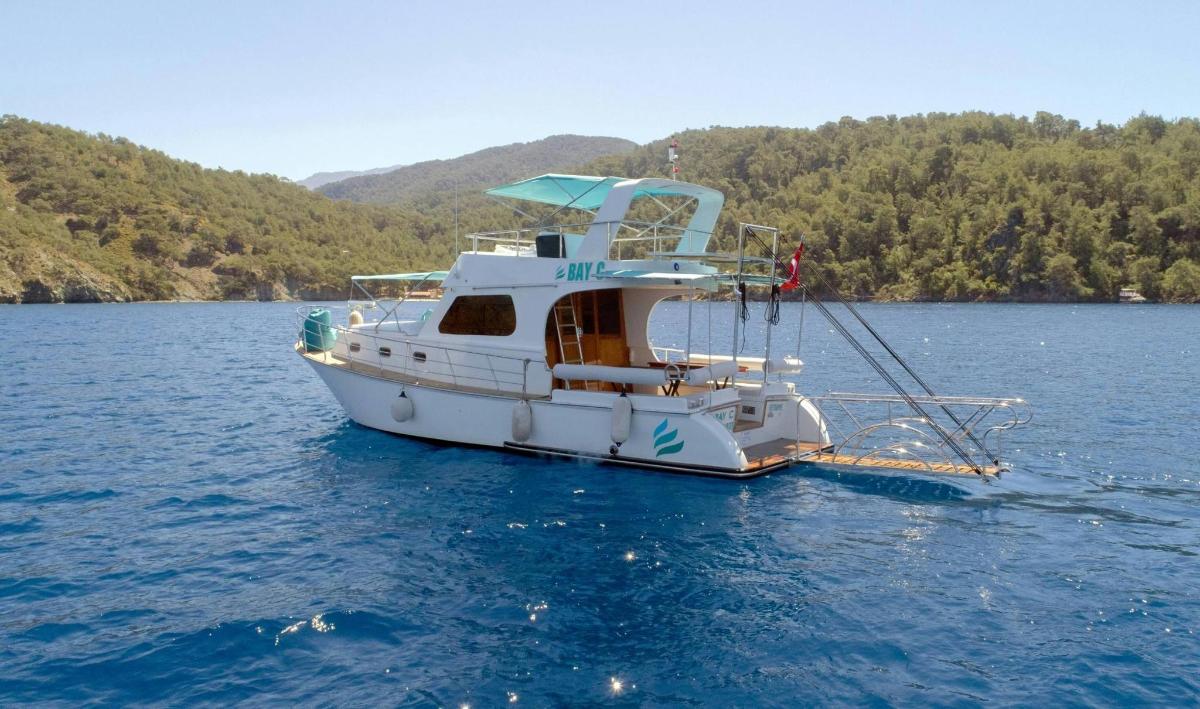 ein weißes Boot, das auf einer großen Wassermasse schwimmt