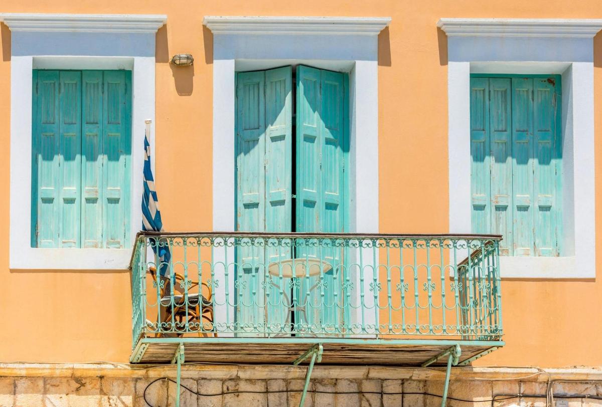 balkon stavbe s stolom na njem